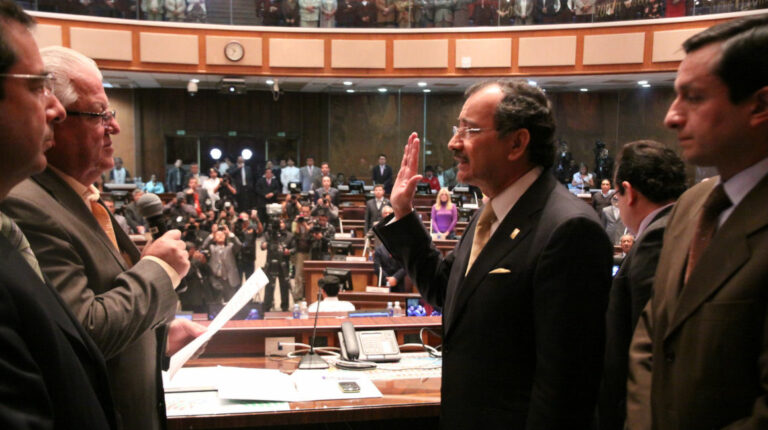 Posesión de Carlos Pólit, como contralor del Estado, por parte de la Asamblea Nacional, el 19 de abril de 2012.
