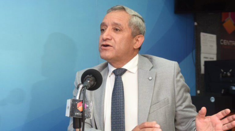El ministro del Interior, Patricio Carrillo, durante una entrevista en radio Centro de Quito, el 1 de abril de 2022.