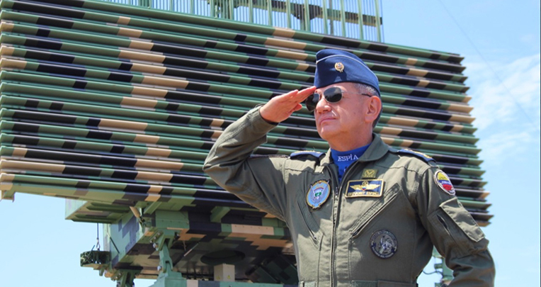 El proceso de traslado del radar desde Lumbaqui y su instalación en el cerro de Montecristi, sin cumplir todos los protocolos de seguridad,  tuvo el consentimiento del comandante de la FAE, Geovanny Espinel.