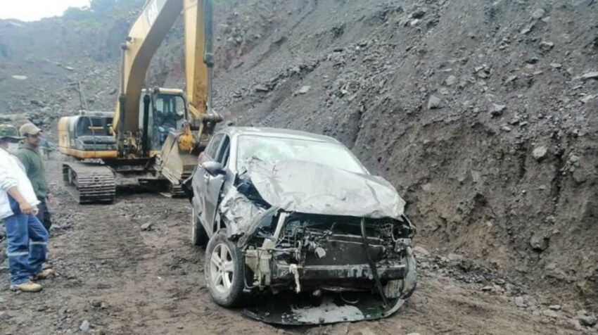 Maquinaria retira un vehículo, tras un accidente en la variante vial que construyen varios ciudadanos en el sector de Piedra Fina, el 1 de abril de 2022.
