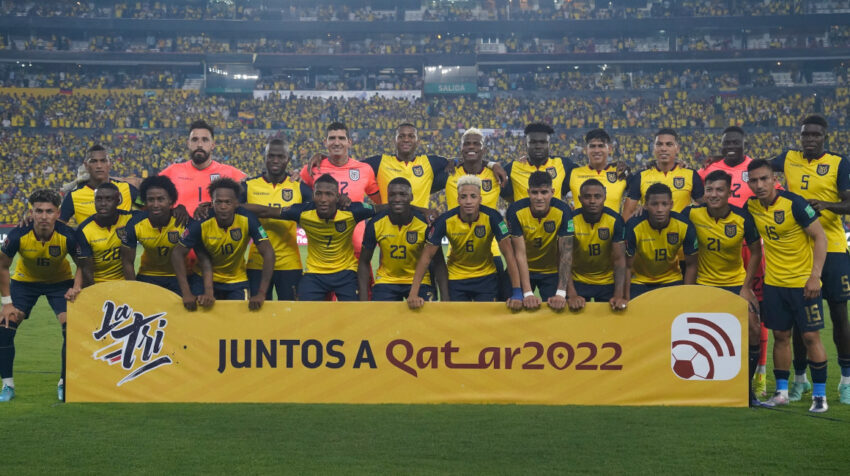 Los jugadores tricolores se abrazan antes de empezar el partido ante Argentina, en el Estadio Banco Pichincha, el 29 de marzo de 2022.