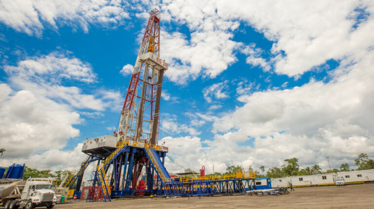 La instalación de un taladro en un pozo petrolero en el campo Sacha, en Orellana, en octubre de 2021.