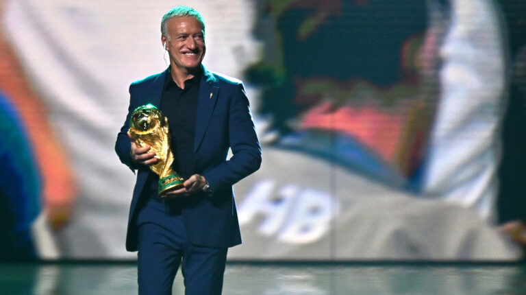 Didier Deschamps, entrenador de Francia y actual campeón mundial, sostiene el trofeo de la Copa del Mundo, el viernes 1 de abril en el sorteo en Doha.