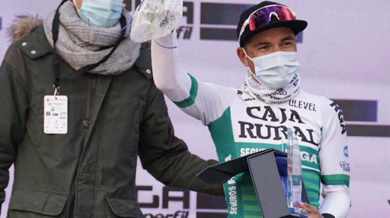 Jefferson Cepeda recibe el premio al ciclista más combativo del Gran Premio Miguel Indurain, que ganó Warren Barguil, el sábado 2 de abril de 2022.
