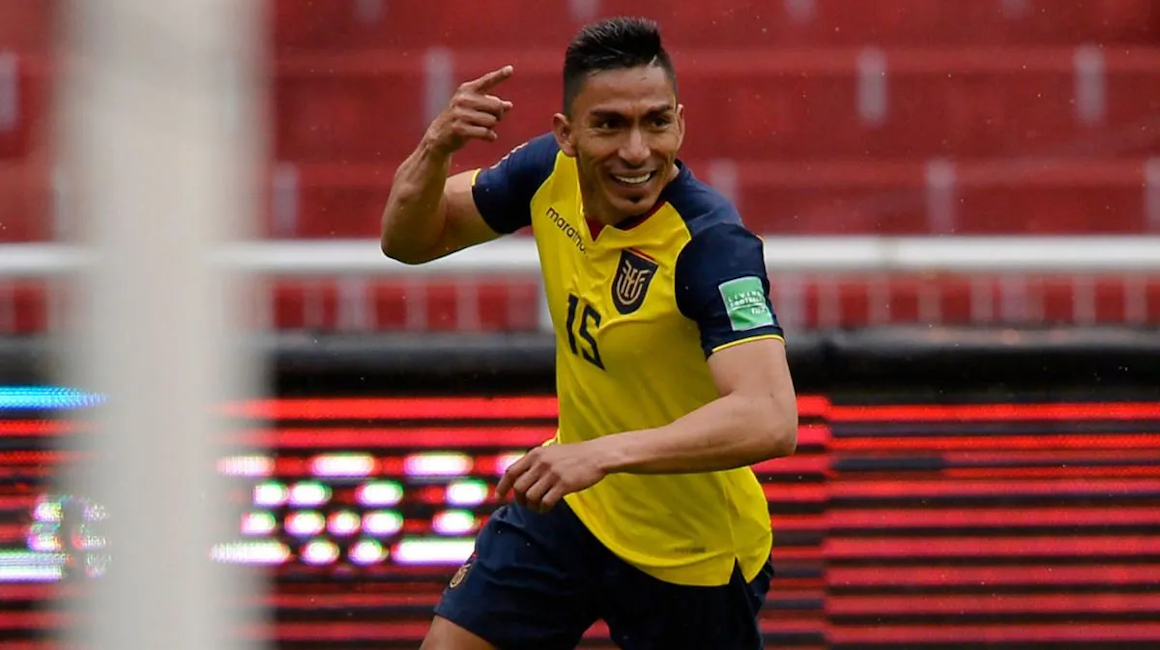 Ángel Mena celebra un gol con la camiseta de Ecuador, ante Colombia, el 17 de noviembre de 2020.
