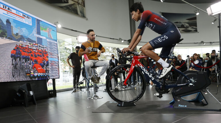 El ciclista colombiano Egan Bernal participa en una cicleada virtual el sábado 2 de abril de 2022, durante una rueda de prensa realizada en Bogotá (Colombia).