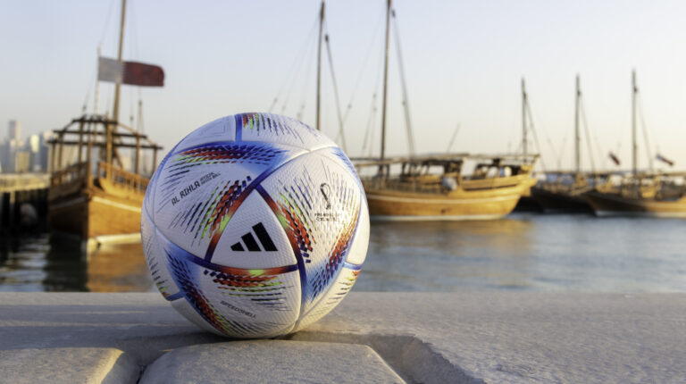 Al Rihla, el viaje (en español), el balón oficial con el que se jugará el Mundial de Catar 2022.
