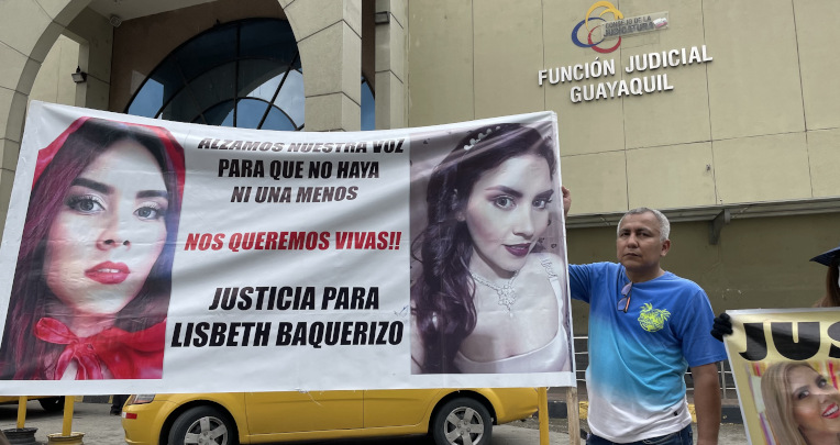 Mario Baquerizo, padre de Lisbeth Baquerizo, protesta en los exteriores del juzgado del Albán Borja. Guayaquil, 29 de marzo de 2022.