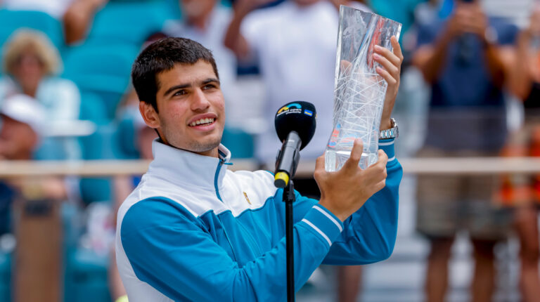 Carlos Alcaraz, sosteniendo el trofeo de campeón del Abierto de Miami, el 3 de abril de 2022.