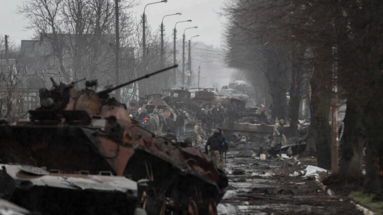 Rusos dejan cadáveres en las calles y hogares destruidos en pueblos de Kiev