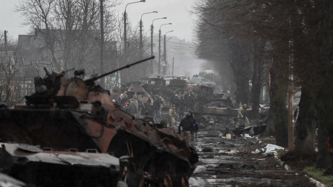 La Fuerza Aérea ucraniana inspecciona maquinaria militar de soldados rusos destruida en las áreas recuperadas en la ciudad de Bucha, Ucrania, el 3 de abril de 2022.