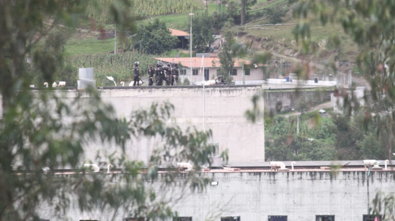 Un grupo de policías controla la parte aérea de la cárcel de Turi, horas después del enfrentamiento que dejó varias víctimas, el 3 de abril de 2022.