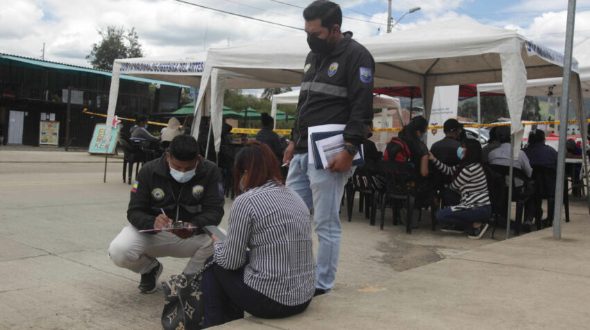 Familiares de los detenidos en la cárcel de Turi, en Cuenca, esperan por información de sus allegados en los exteriores del Centro Forense de esa ciudad, el 4 de abril de 2022.