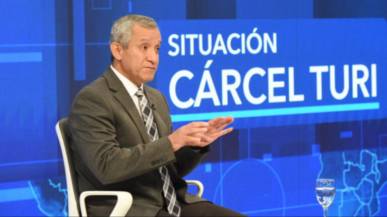 El ministro del Interior, Patricio Carrillo, durante una entrevista en Teleamazonas, el 5 de abril de 2022.