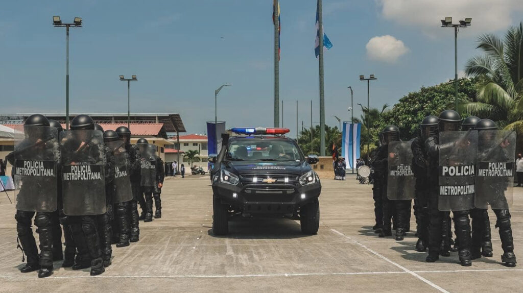 Grupo de policía élite municipal patrulla las calles de Guayaquil