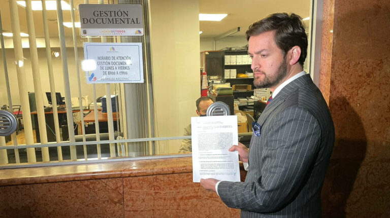 Esteban Torres, coordinador del PSC, entregó la denuncia en contra de Guadalupe Llori.