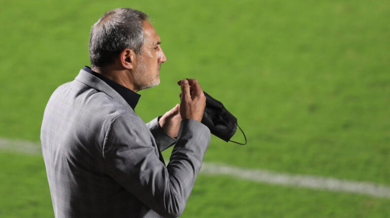 El entrenador Pablo Marini dirigiendo a Liga de Quito en el encuentro frente a Goianiense por la Copa Sudamericana, el 5 de abril de 2022.