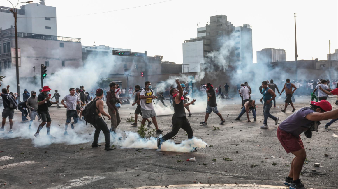 Manifestantes chocan con la policía durante las protestas en Lima, el 5 de abril de 2022. Miles de peruanos piden la renuncia del presidente Pedro Castillo.
