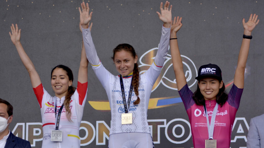 Esther Galarza, con su medalla de oro en el podio del Campeonato Nacional de Ruta, el 20 de febrero de 2022.