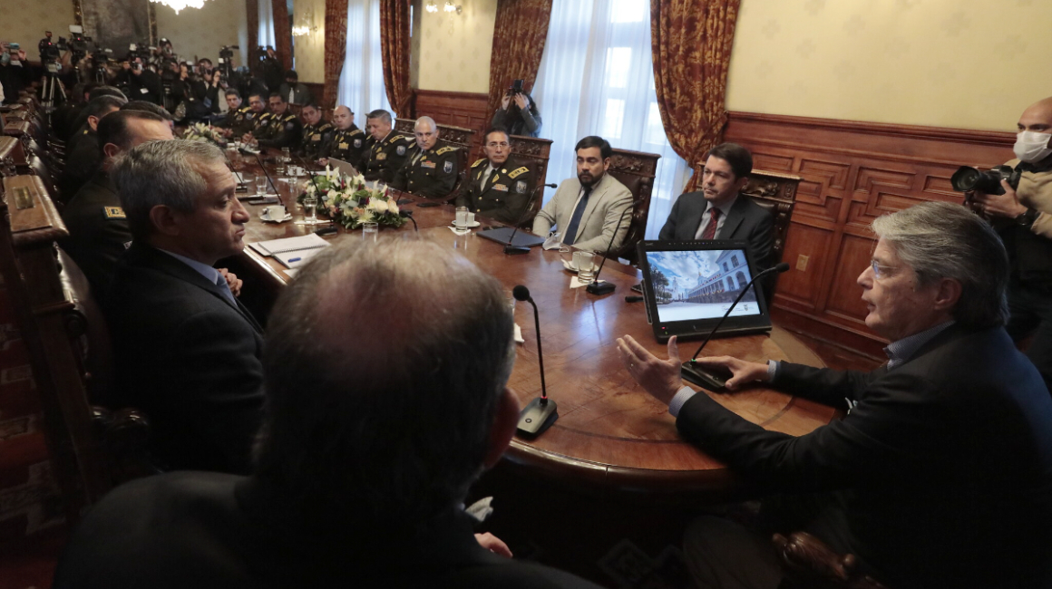 El presidente Guillermo Lasso lidera una reunión con el frente de seguridad, en el Palacio de Gobierno, el 6 de abril de 2022.