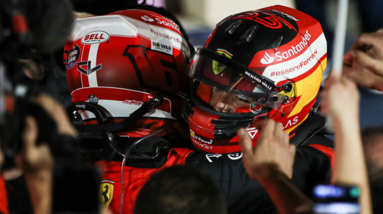 Charles Leclerc y Carlos Sainz de Ferrari se abrazan tras finalizar el GP de Baréin, el 20 de marzo de 2022.