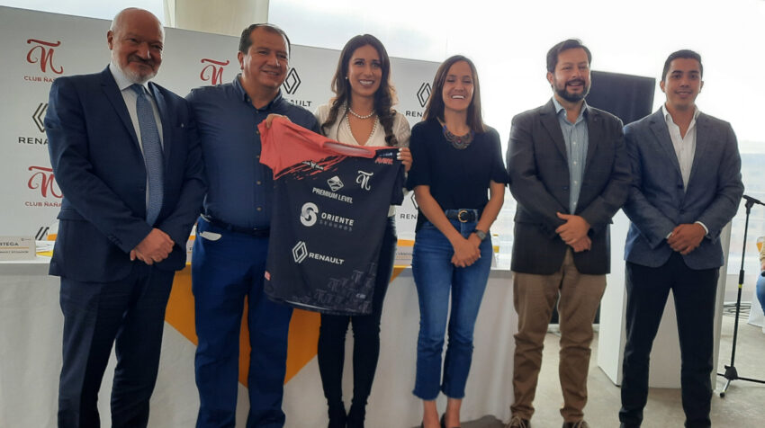 Fernanda Vásconez muestra la camiseta del equipo para personas con discapacidad del Club Ñañas.
