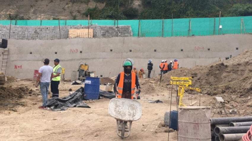 Obreros realizan los primeros trabajos en el proyecto Botaniqo, que se construye en Cumbayá.