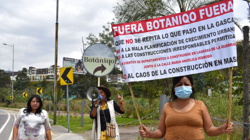 Personas protestan por la construcción del proyecto Botaniqo, el 2 de abril de 2022.