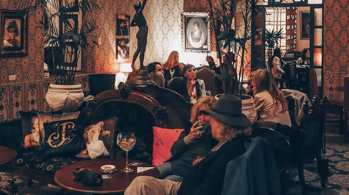 Visitantes disfrutan de una velada en una de las áreas del bar Madame, ubicado en el Centro Histórico de Cuenca.