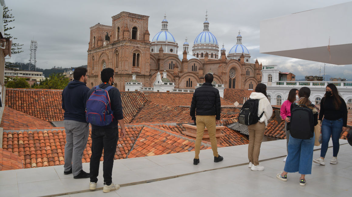 Estudiantes recorren la terraza que tendrá el nuevo hotel Casa Firenza, que abrirá sus puestas en mayo de 2022 en el Centro Histórico de Cuenca. 