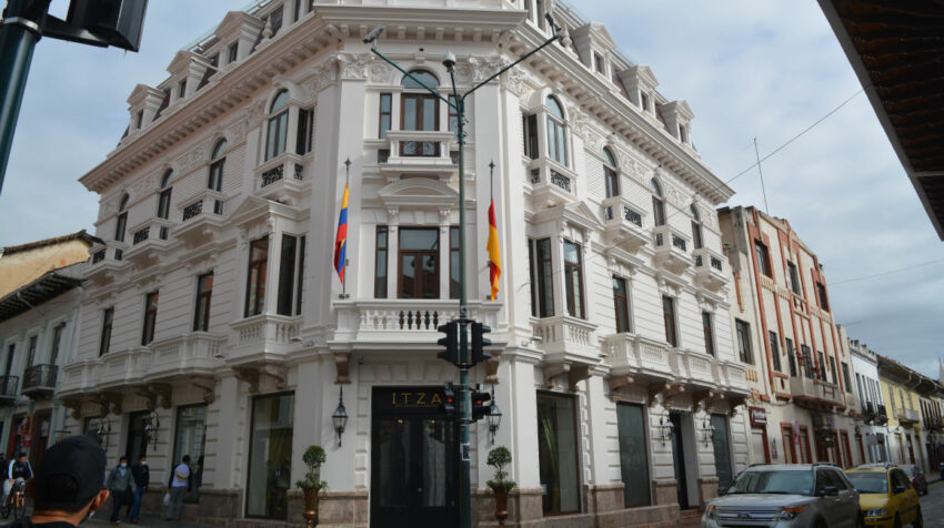 El Itza Boutique Hotel está ubicado en las calles Gran Colombia y Benigno Malo,en el Centro Histórico de Cuenca.