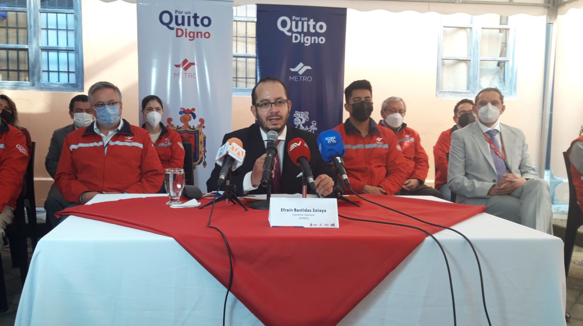 El gerente del Metro de Quito, Efraín Bastidas, durante una rueda de prensa, el 8 de abril de 2022.