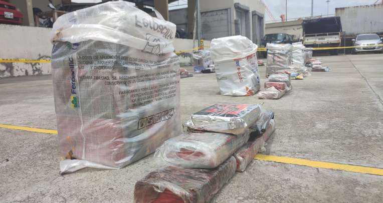 Paquetes de cocaína fueron incautados en cajas de banano en el puerto de Guayaqui, 9 de abril de 2022.