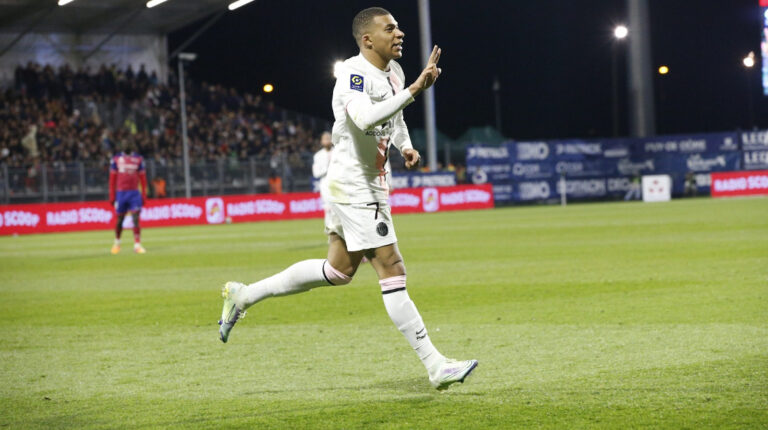 El delantero del PSG, Kylian Mbappé, celebra uno de sus tres goles convertidos ante el Clermont, el 9 de abril de 2022.