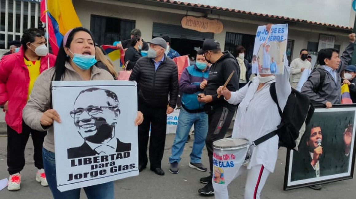 Simpatizantes de Jorge  Glas esperan por su liberación en las afueras de la cárcel de Cotopaxi, el 10 de abril de 2022.
