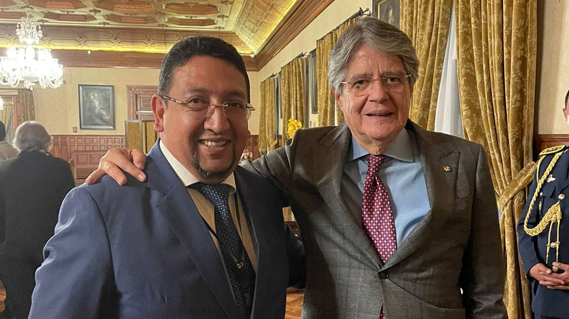 Virgilio Saquicela y Guillermo Lasso, durante una reunión en el salón Amarillo de Carondelet, en octubre de 2021.