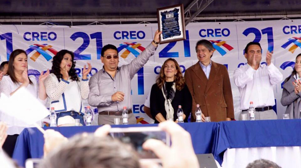 Guillermo Lasso acompañó a Virgilio Saquicela, alcalde de Azogues, en un evento en junio de 2016.