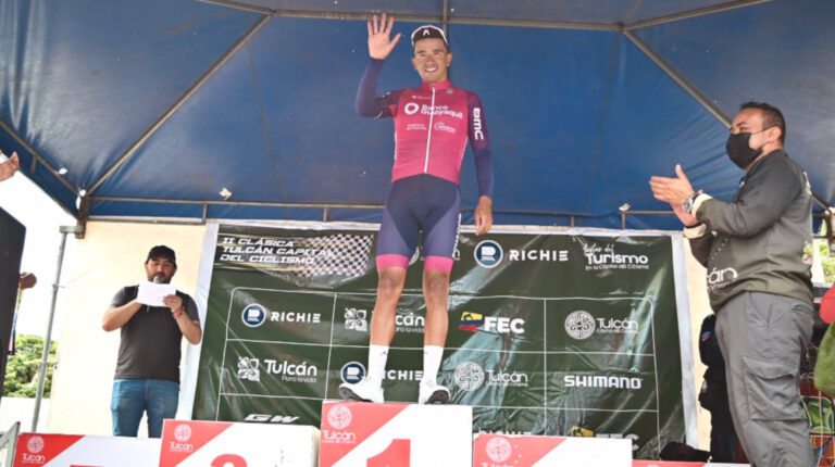 Robison Chalapud, en el podio de la Clásica 'Tulcán Capital del Ciclismo', el 10 de abril de 2022.