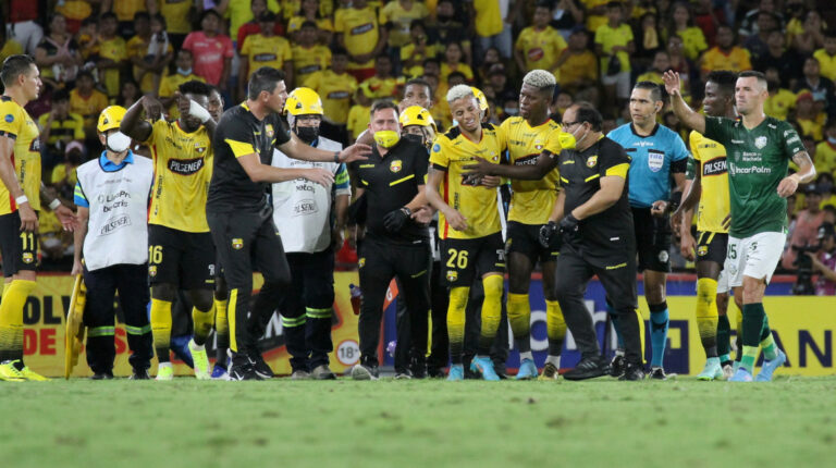 Byron Castillo intenta salir caminando de la cancha luego de un golpe que sufrió en la cabeza durante el partido contra Orense en Guayaquil, el 10 de abril de 2022.