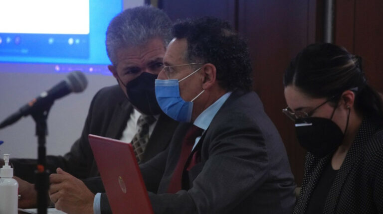 Pablo Celi y su abogado, Marcelo Ron, durante el cuarto día de la audiencia de juicio del caso Las Torres, el 11 de abril de 2022.