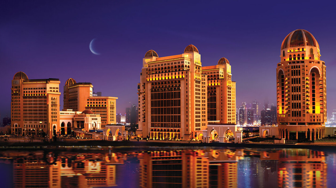 Vista panorámica del Hotel Saint Regis de Doha, Catar, en donde se hospedará Países Bajos durante el Mundial 2022.