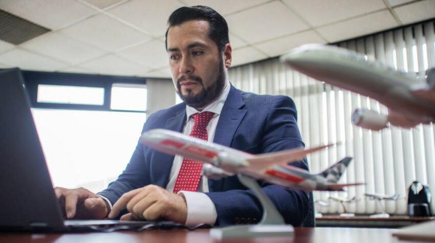 El subsecretario de Transporte Aéreo, José Luis Aguilar, durante una entrevista en abril de 2022.