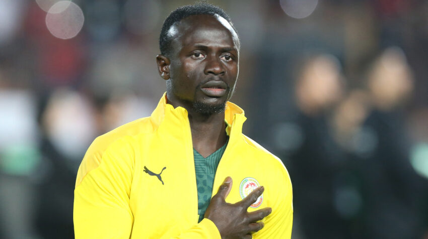 Sadio Mané, durante el himno de Senegal antes de un partido ante Egipto, en el Cairo, el 25 de marzo de 2022.