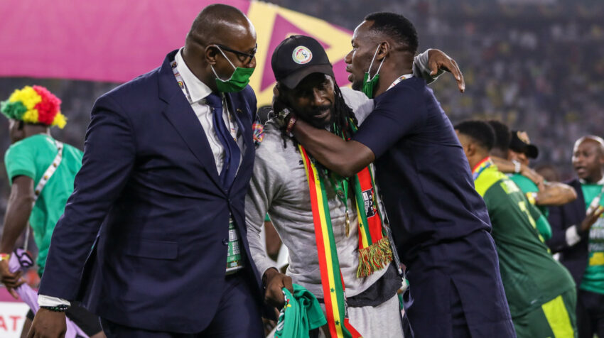Aliou Cissé (centro) festeja el título de la Copa de África con Senegal, el 6 de febrero de 2022.