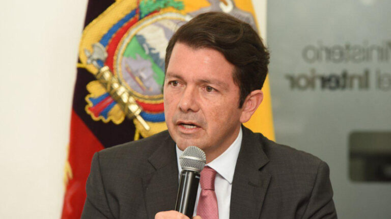El ministro de Gobierno, Francisco Jiménez, en rueda de prensa desde la sede del Ministerio, en Quito, el 11 de abril de 2022, sobre la apelación tras la libertad de Jorge Glas.
