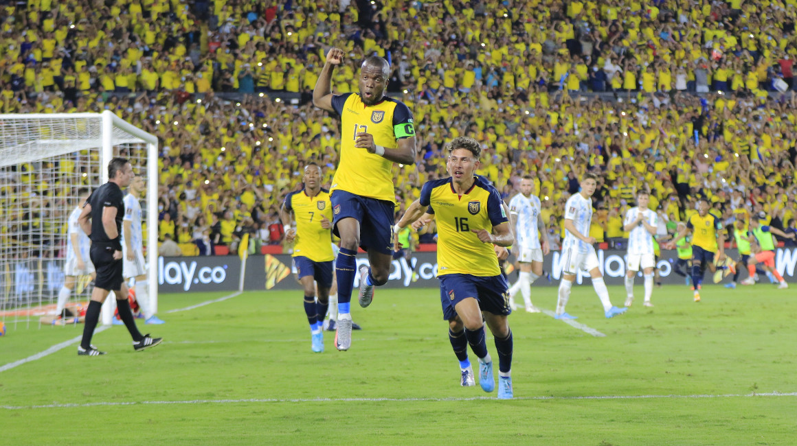 Enner Valencia celebra un gol por Eliminatorias ante Argentina, en el Estadio Banco Pichincha, el 29 de marzo de 2022