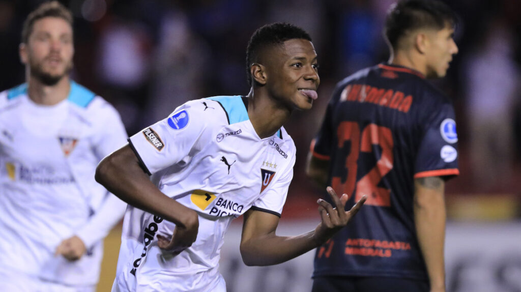 Liga golea a Antofagasta y se recupera en la Copa Sudamericana