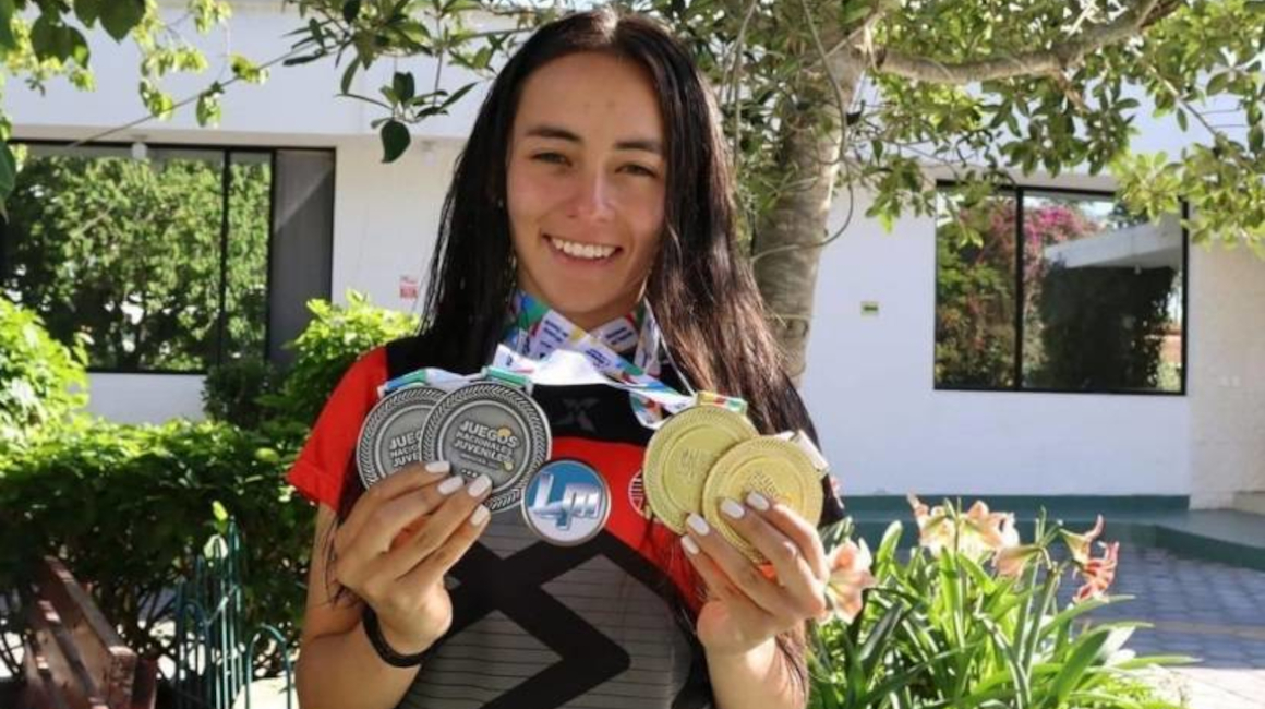 Ana Vivar, con las medallas conseguidas en los Juegos Nacionales Juveniles, el 13 de noviembre de 2021.