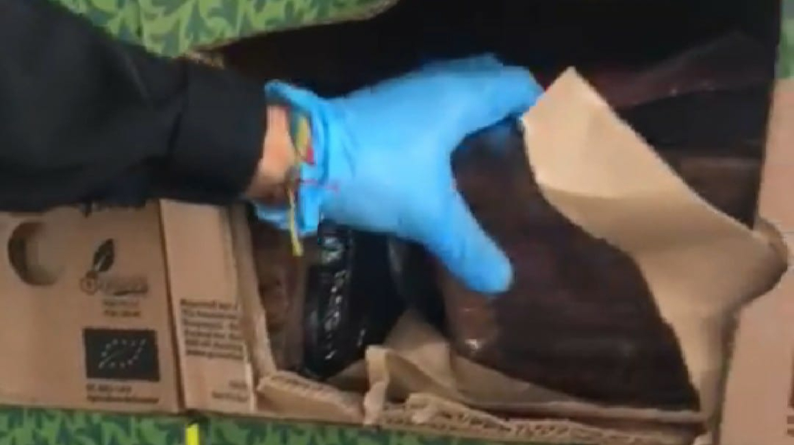 Policía antidrogas detectó 2,4 toneladas de cocaína camufladas en cajas de banano, en el Puerto de Guayaquil, el 9 de abril de 2022.