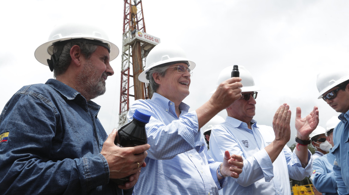El gerente de Petroecuador, Ítalo Cedeño (izquierda), el presidente Guillermo Lasso (centro) y el ministro de Energía, Juan Carlos Bermeo (derecha), durante un recorrido por el campo Ishpingo, en el Bloque 43, el 13 de abril de 2022.